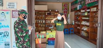 Koramil 03/Mojotengah Gelar Razia Prokes dan Bagikan Masker